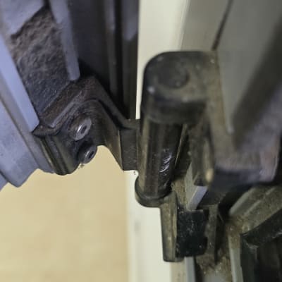 ציר מתכת של תריס או חלון