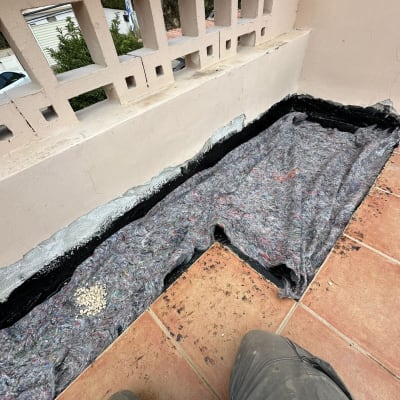 איטום עם יריעות וביטומן על רצפה מרוצפת