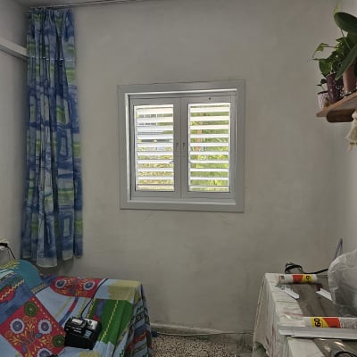 חלון אלומיניום עם תריסים בחדר עבודה