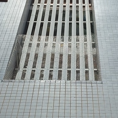 רשת מתכת על בניין למניעת כניסת יונים