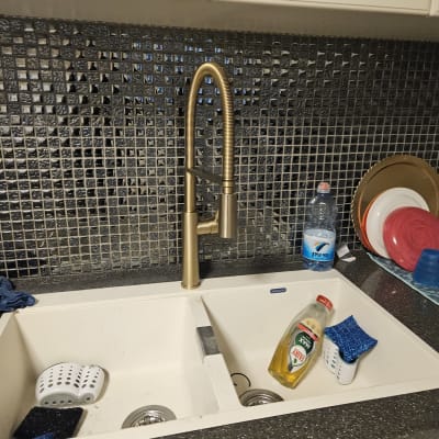 כיור כפול עם ברז זהב, ספוגים ומסננים