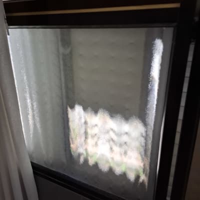 זכוכית מטושטשת עם דוגמה גלי ופס כהה