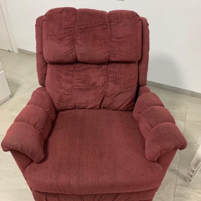 כורסה אדומה על רצפת אריחים