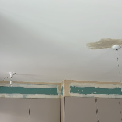 תיקון גבס בתקרה עם כתם רטיבות