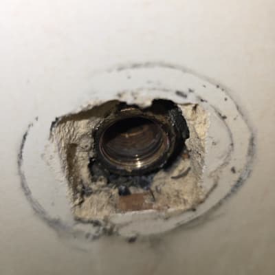 חור בקיר עם צינור מתכת חשוף