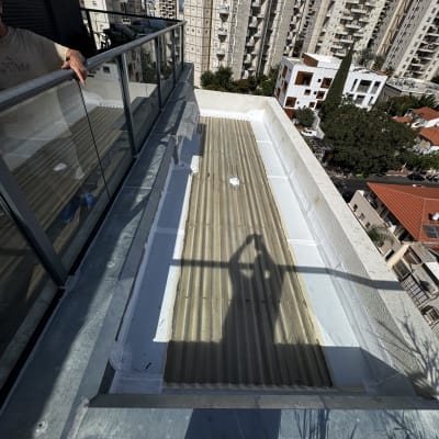 איטום גג עם יריעות וזכוכית במרפסת בניין