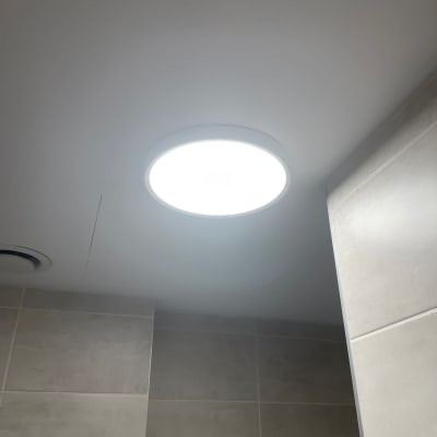 תאורה עגולה בתקרה עם אור בהיר