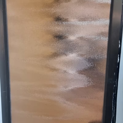 דלת עם זכוכית חלבית ומסגרת מתכת שחורה