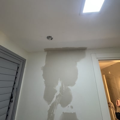 תיקון קיר עם טיח מתחת לתאורה בתקרה