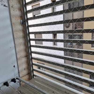 רשת למניעת כניסת יונים על חלון בניין