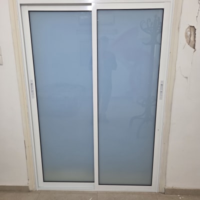 דלת הזזה מאלומיניום עם זכוכית חלבית