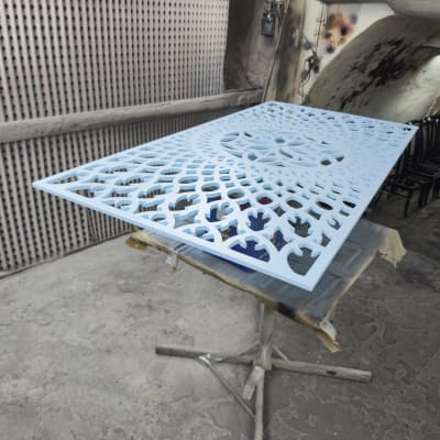 לוח מתכת מעוצב בתהליך צביעה בתא עבודה