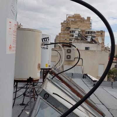 דודי שמש ומערכות סולאריות על גג בניין