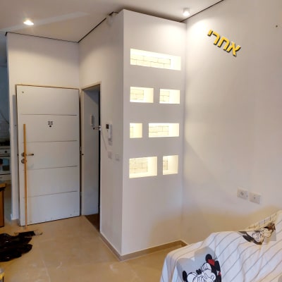 קיר גבס עם נישות מוארות ותאורה עליונה