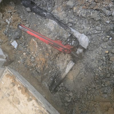 כלי עבודה ואדמה באתר חפירה