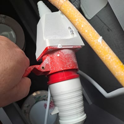 חיבור חשמלי עם תקע אדום ולבן ביד אדם