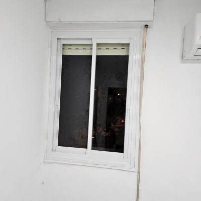 חלון אלומיניום עם מסגרת לבנה