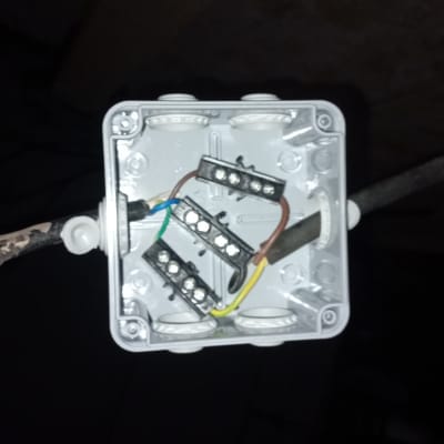 תיבת חיבורים חשמלית עם חוטים צבעוניים