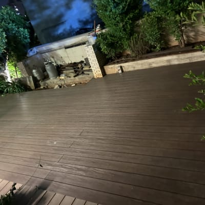 רצפת עץ עם צמחים מסביב וגזים על הקיר