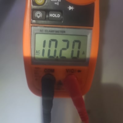 מד זרם חשמלי עם תצוגה דיגיטלית