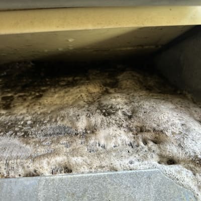 יחידת מיזוג אוויר עם לכלוך וקצף ניקוי