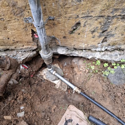 צינור מים ותיקון חיבור בקרקע