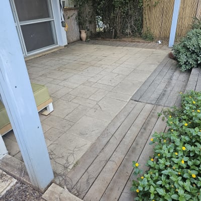 מרפסת עם ריצוף אבן ועץ, צמחייה מסביב