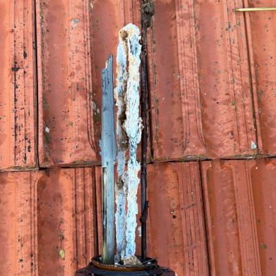 גוף חימום פגום על גג רעפים אדומים