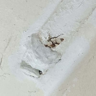 צינור מים עם סדק ותיקון טיח