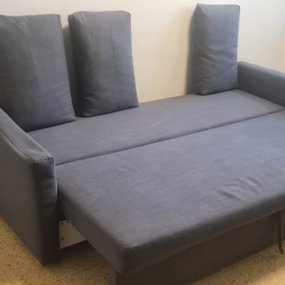 ספה אפורה עם מגב ורצפה נקייה