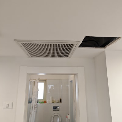 פתח מיזוג אוויר בתקרה עם פתח תחזוקה פתוח