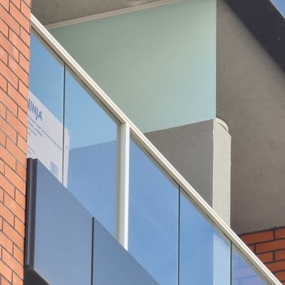 מעקה זכוכית במרפסת בניין מודרני