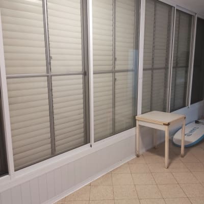 חלונות עם תריסים סגורים ורצפה נקייה