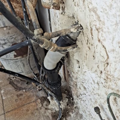 צנרת ותשתית מים על קיר חיצוני