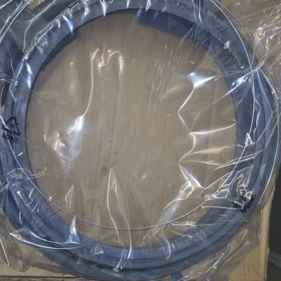 כבל חשמלי באריזה שקופה על קרטון