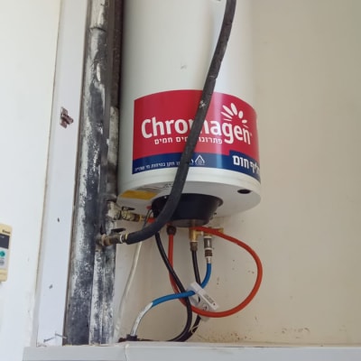 דוד שמש עם צינורות חיבורים מותקנים בארון קיר