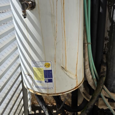 דוד שמש עם חלודה וצינורות מחוברים