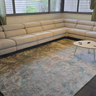 סלון עם ספה גדולה ושולחן קטן על שטיח מעוצב