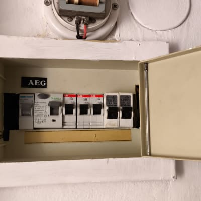 לוח חשמל עם מפסקים ומתגים שונים