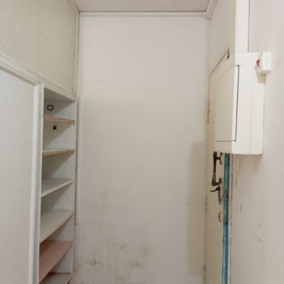 קיר לבן עם סימני צבע וארון פתוח