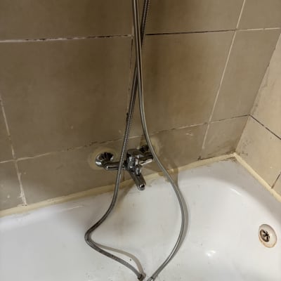 אמבטיה עם ברז ומקלחת יד