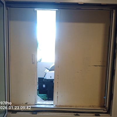 מסגרת חלון עם דלת הזזה פתוחה חלקית