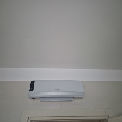 מזגן מותקן על קיר בחדר