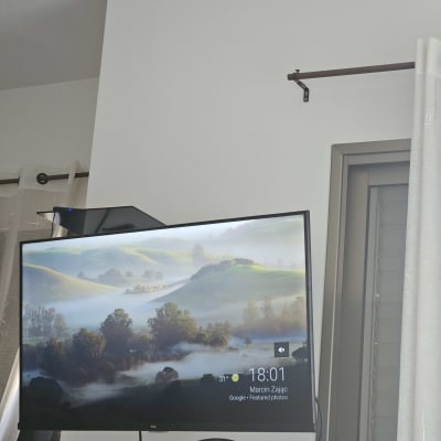 טלוויזיה תלויה על הקיר עם כבל חשמל