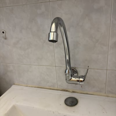 ברז וכיור בחדר אמבטיה עם אריחים