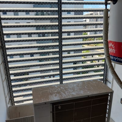 רשת מתכת מותקנת למניעת כניסת יונים למרפסת