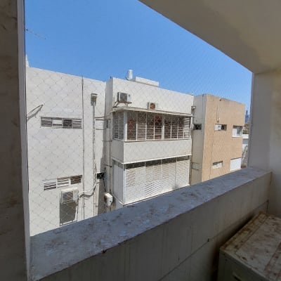 רשת יונים על מרפסת למניעת כניסת יונים