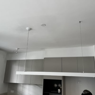 תקרת גבס עם חוטי חשמל תלויים