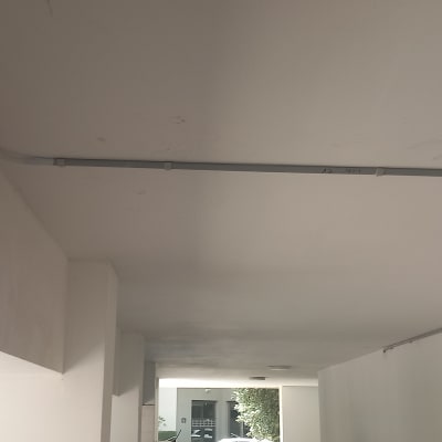 צינור חשמל מותקן על תקרה במסדרון