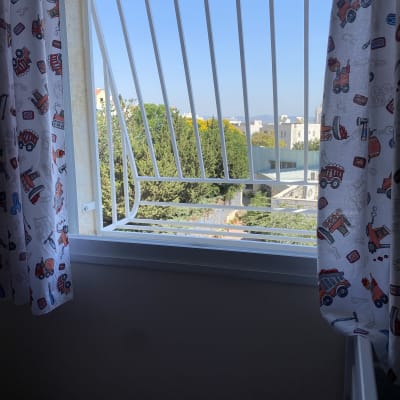 סורגי חלון עם וילונות מעוטרים